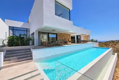 Image de Stylish villa with private pool and outdoor gym