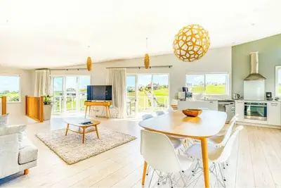Image de Beautiful architecturally & interior designed home. 5 min walk to the beach.