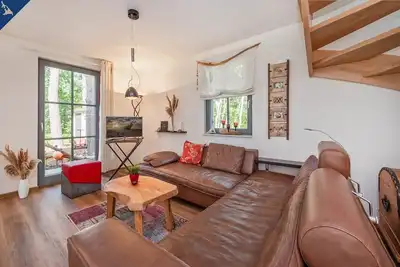 Image de Neu Errichtetes Ferienhaus in Ruhiger Wohngegend mit Parkplatz, Sauna und Wlan