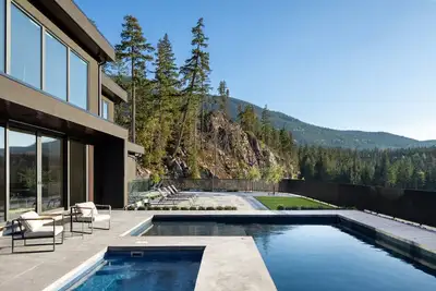 Image de ★Modern 7 Bedroom Family Retreat w/Pool, Sauna & Mountain Views★