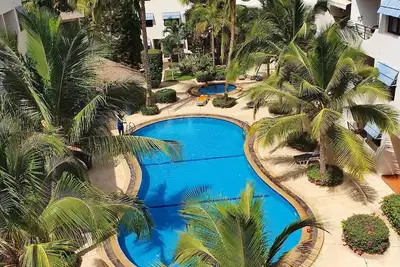 Image de superbe appartement avec piscine