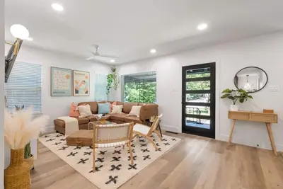 Image de SoCo BoHo Bungalow | Main House