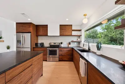 Image de New Contemporary South Austin Manor!