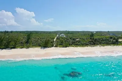 Image de New Banks Road Estate Home w/Heated Pool on Pink Sand Poponi Beach