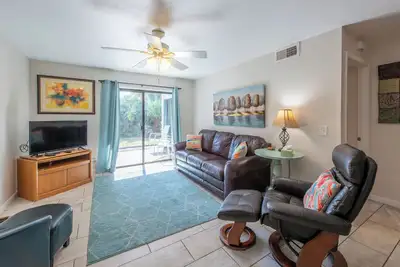 Image de Ground Floor Getaway Near the Beach