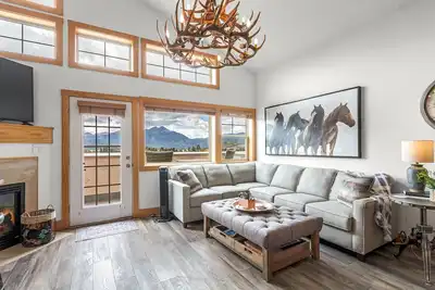 Image de Lake and Mountain Views!