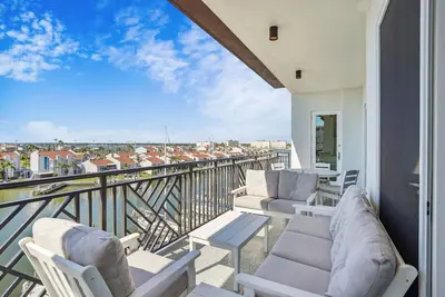 Image de 🏖️ Bay Front~ Close to Beach~ 3br The Harbor Condo 503