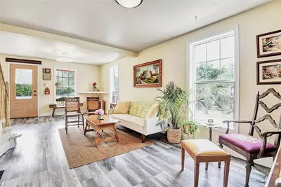 Image de Country 5 Bed 1. 5 Bath - charming cottage w/ gym, 1hr to Ottawa & Montreal