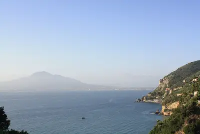 Image de Located in a 19th-century building opposite the Vesuvius lookout.