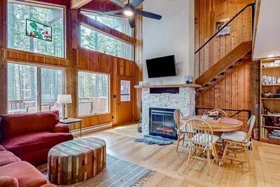 Image de Mountain-view townhome with pool, hot tub, sports courts, & hiking/ski trails