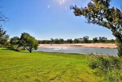 Image de Eagle’s Grotto Riverside Retreat - 5 Acres on Llano River