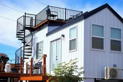 Image de New Nook Tiny Home with Deck, Firepit, Skylights
