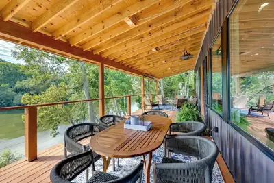 Image de Modern, Riverfront Family House w/ Balcony & Grill