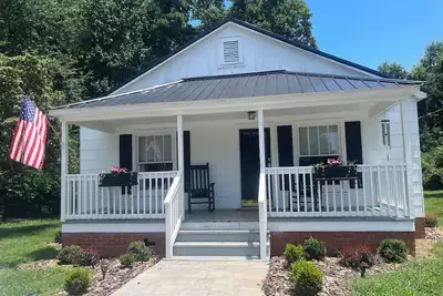 Image de Historic Carriage House Minutes from Downtown Davidson