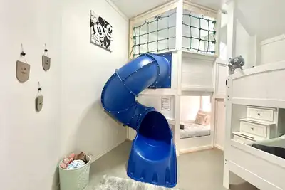 Image de Playful Pool, Indoor Slide & Game Haven/Family Fun