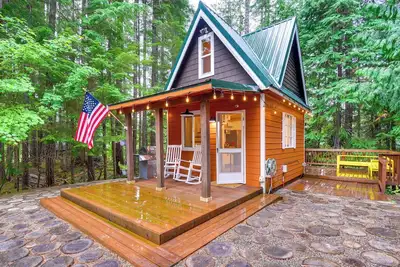 Image de Adorable A-Frame Cabin, Steps to Lake Cushman!