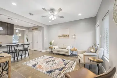Image de Cozy 2 Bed Townhome near the Hospital