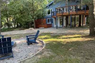 Image de Nautical Chalet (4 bedrm) nestled in Georgian Woodlands w/ Hot Tub & large deck