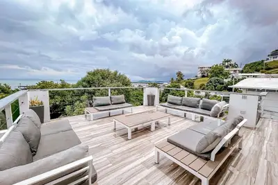 Image de Expansive Ocean-View Retreat with Spacious Balcony