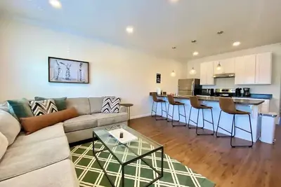 Image de Trendy East York Apartment Near Fairgrounds