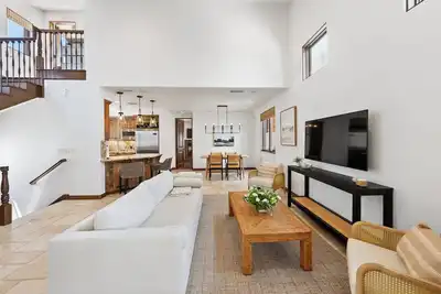 Image de Luxury Coastal Home with Rooftop Deck & Ocean Views in Newport Beach