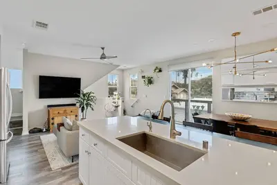 Image de Modern Coastal Townhome. Family friendly. Walk to Beach.