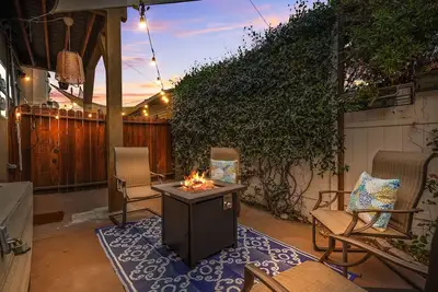 Image de Romantic Long Beach Escape : Fire Pit & Arcade Fun