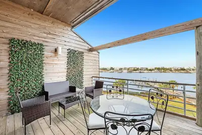 Image de Needle Rush Point E32 | Walk to FloraBama | 2 Pools | Boat Slips | My Beach Getaways