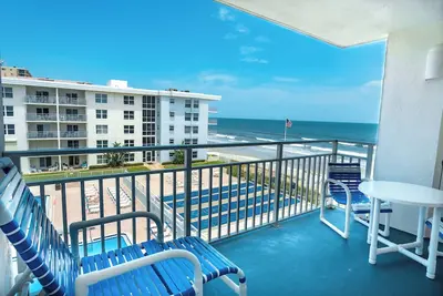 Image de Updated ocean/pool view condo with a private balcony and multiple beachfront pools