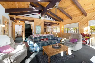 Image de Updated Cabin - pets, kids, Bbq & Fireplace!