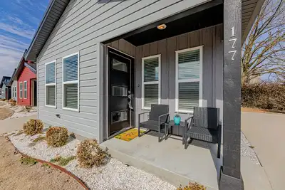 Image de 177 Tiny Home near Mtb Trails Walmart Hq Sleeps 6