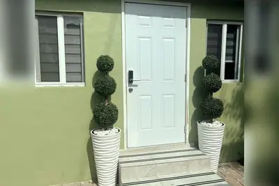 Image de Full privacy screen, Hot Tub, full panel shower outdoor Tv &bluetooth speakers