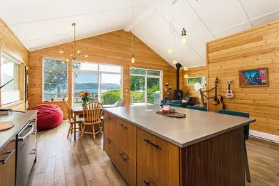 Image de Boat-access & Waterfront 3 Br Cabin Retreat 45 minutes from downtown Vancouver.