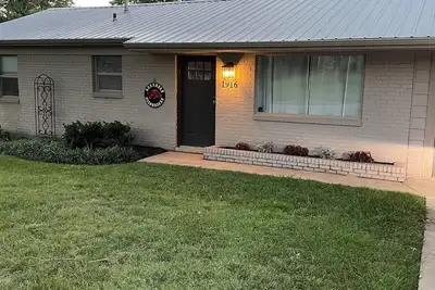Image de 2 minutes to Baum! 2 minutes to interstate! Pet friendly. Fenced in back yard.
