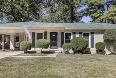 Image de House with pool/privacy/fire pit fence in town