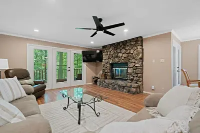 Image de Large Luxurious 3/3 Lake Home\n