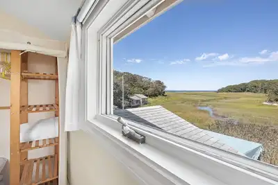 Image de Charming Family Retreat in Scituate with Private Beach Access and Panoramic Views