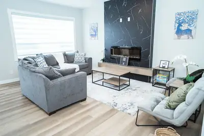Image de Beautiful 4br Home ~ Near Yyc ~ Stylish & Relaxing