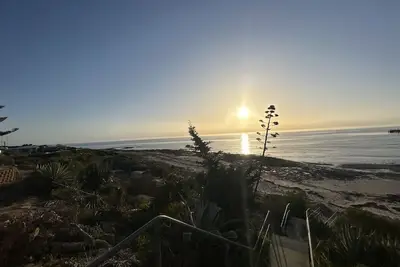 Image de Just About Beachfront - Freshly Renovated - 3 Bedroom Home