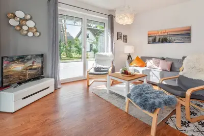 Image de Reetgedecktes Ferienhaus in Ruhiger Wohngegend mit Parkplatz, Infrarotkabine und