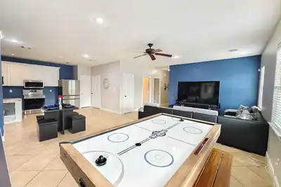 Image de Modern 3 Bedroom with 85\" Tv, Air Hockey, Bbq, Ping Pong, Foosball & More