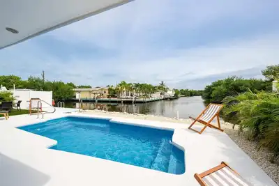 Image de Steps to Sombrero Beach | 4br w/ Dock, Pool + Dogs