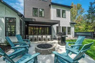 Image de Urban Escape | Dream-like SoHa Retreat w/ Heated Pool | Fire Pit | Private Beach