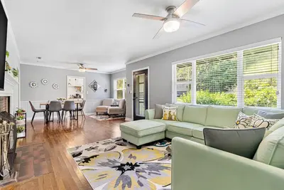 Image de Floral Oasis: A Whimsical and Charming Ambiance! <br>
