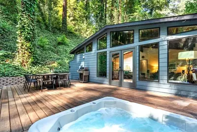 Image de RedwoodHollow:Enchanting Forest Home! Redwoods-5-Star Rave Reviews! HotTub/WiFi