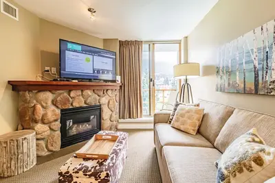 Image de Stunning 1br Condo-Full Kitchen, Fireplace, Private balcony overlooking Whistler