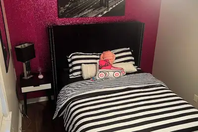 Image de Girly Theme bungalow, 10 minutes to downtown. 25 minutes to the airport.