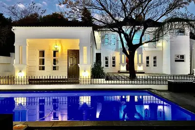 Image de \"435 on Vale Boutique Aparthotel”: A Luxurious Retreat in the Heart of Elegance