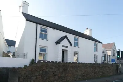 Image de Pass the Keys | Spacious Cottage in central Benllech with parking