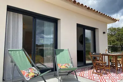 Image de Mini Villa neuve, terrasse, jardin, piscine, rivière à 800 mètres, plages à 5 km